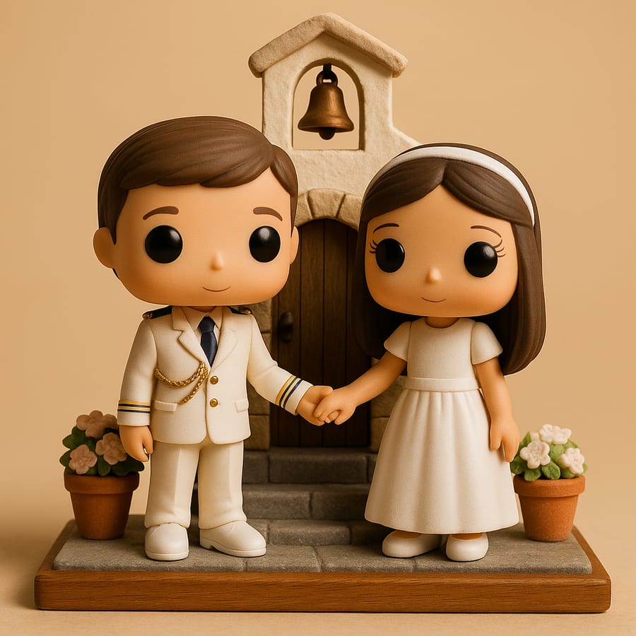 Figuras de comunión de dos hermanos a la puerta de una iglesia en miniatura con campana