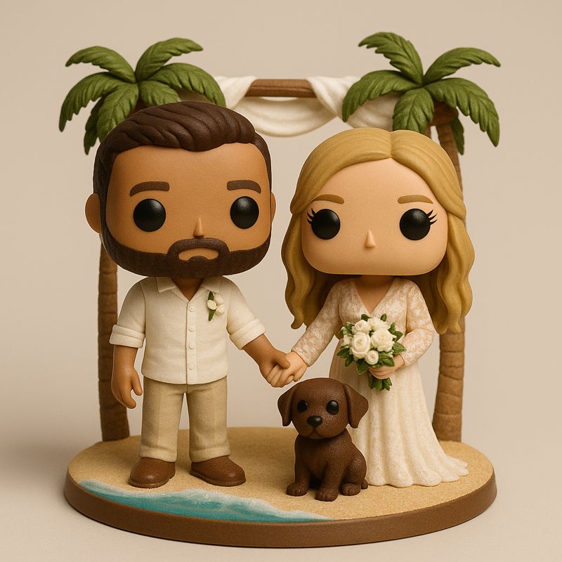 Figura de novios de boda de playa sobre un escenario con arena, palmeras, arco de tela y su perro